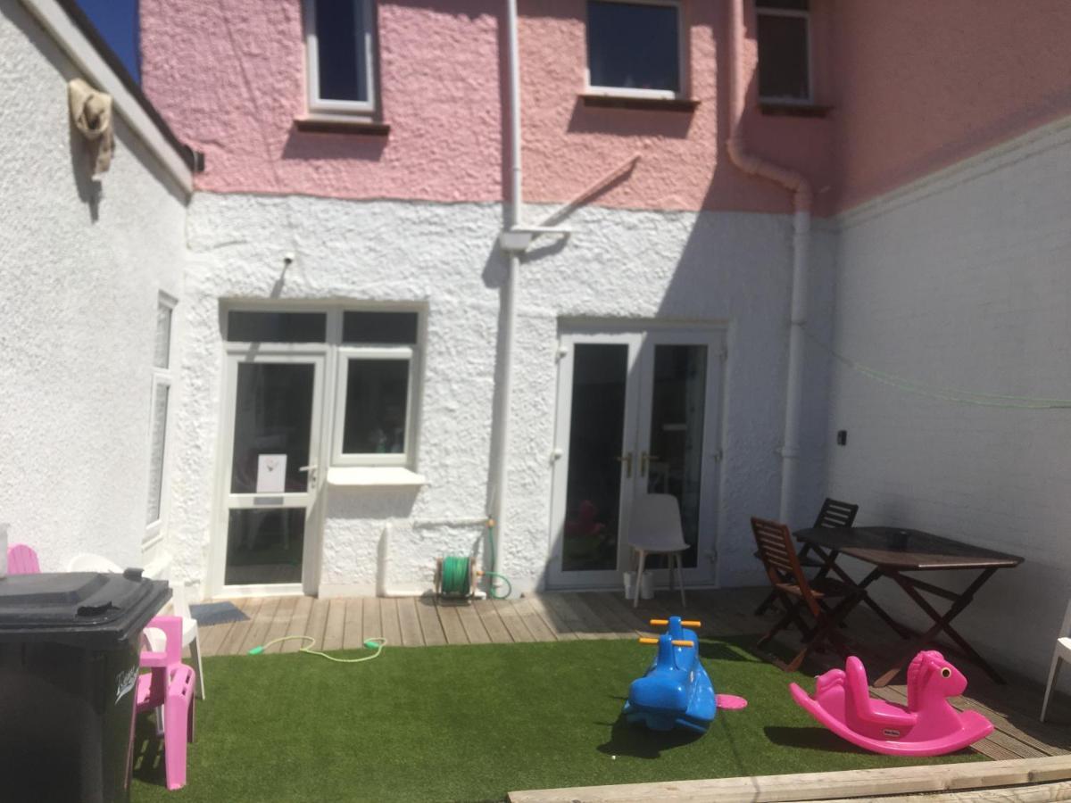 Barbie House ,Opposite The Beach & Paignton Pier , 2 Bedroom Apartment With Private Car Space & Garden , Free Access Next Door To The Stunning Ballet & Make Up School & A Beautiful Ladys Beauty Salon (Adults Only) Exterior foto