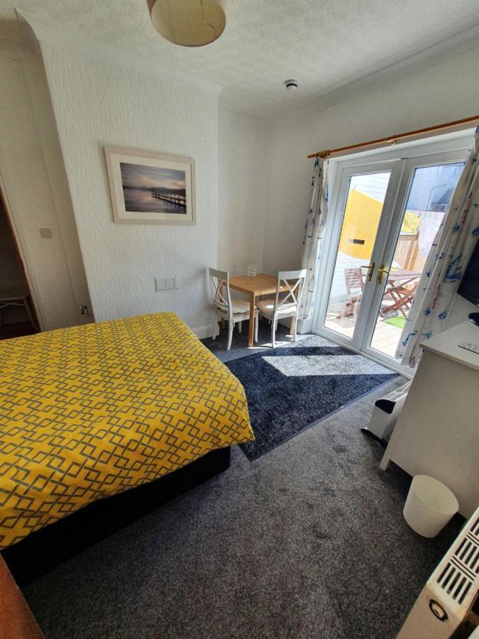 Barbie House ,Opposite The Beach & Paignton Pier , 2 Bedroom Apartment With Private Car Space & Garden , Free Access Next Door To The Stunning Ballet & Make Up School & A Beautiful Ladys Beauty Salon (Adults Only) Exterior foto